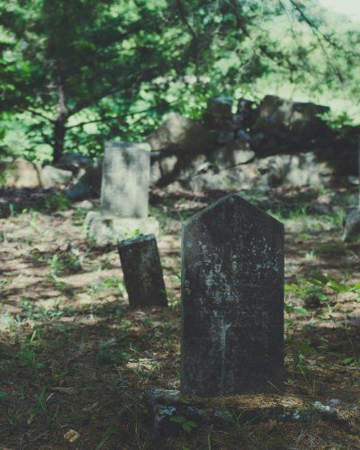 Quand silence rime avec absence : comprendre la douleur du deuil et le rôle essentiel des pompes funèbres